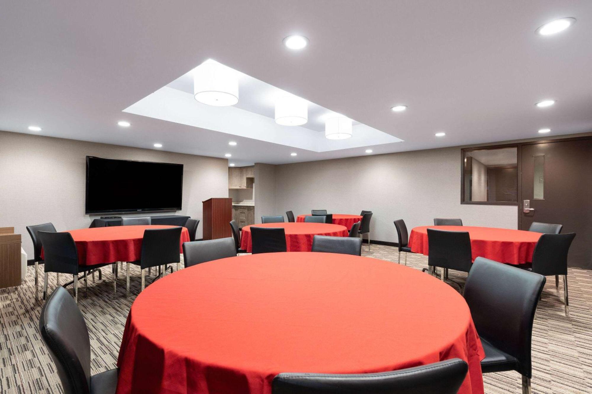 Microtel Inn & Suites By Wyndham Kirkland Lake Exterior foto