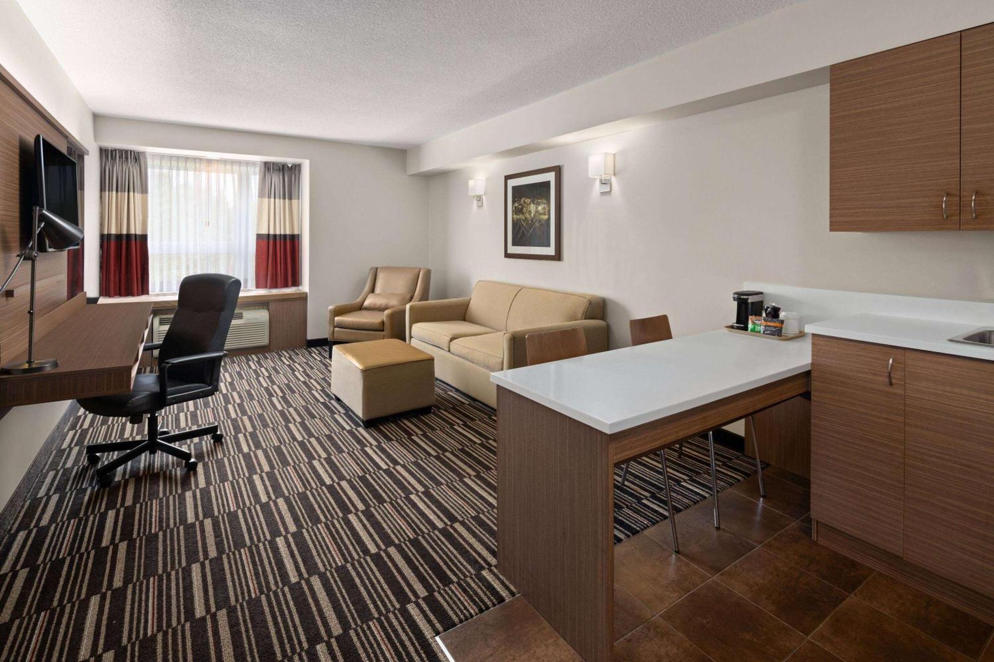 Microtel Inn & Suites By Wyndham Kirkland Lake Exterior foto