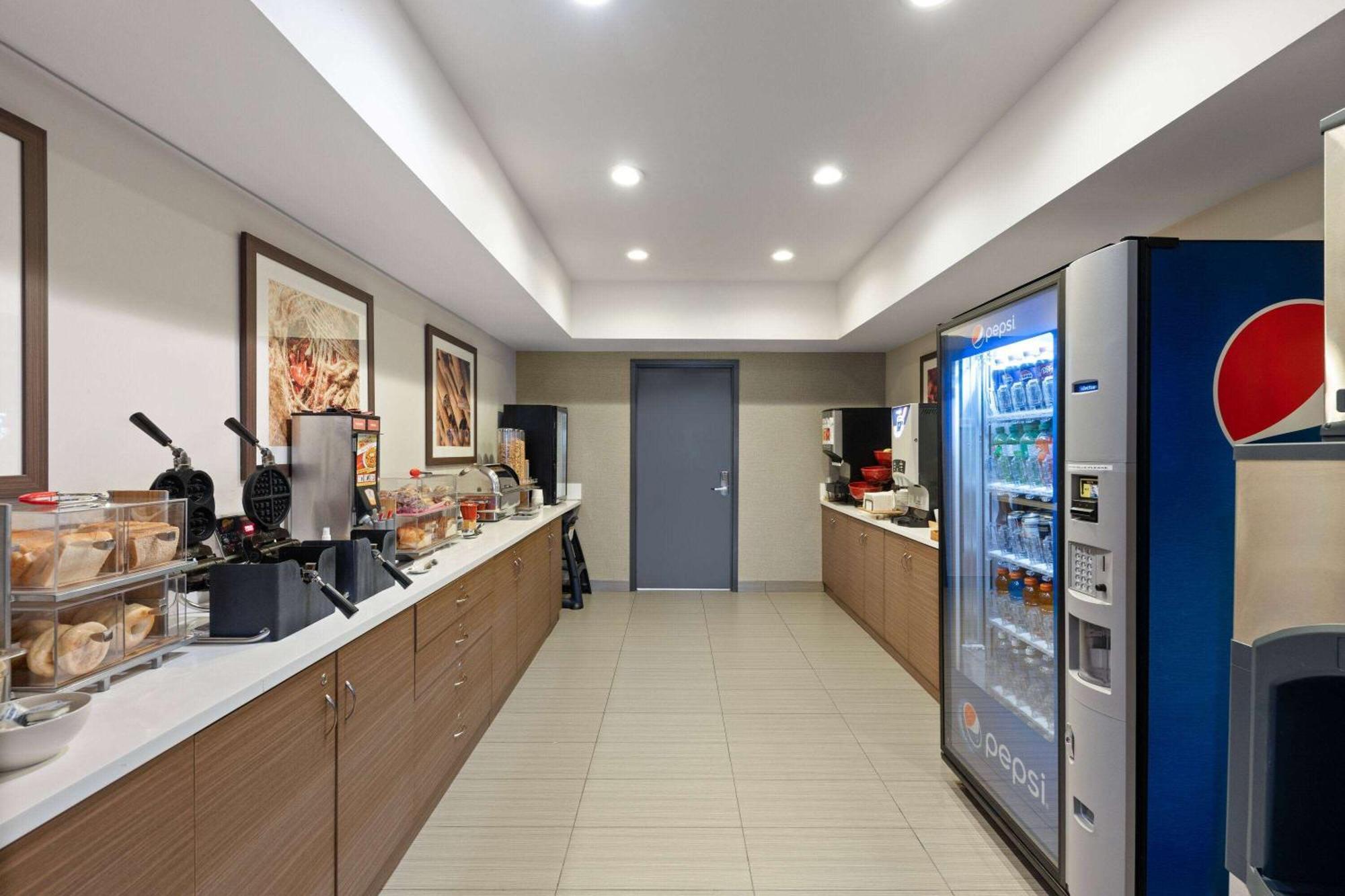 Microtel Inn & Suites By Wyndham Kirkland Lake Exterior foto