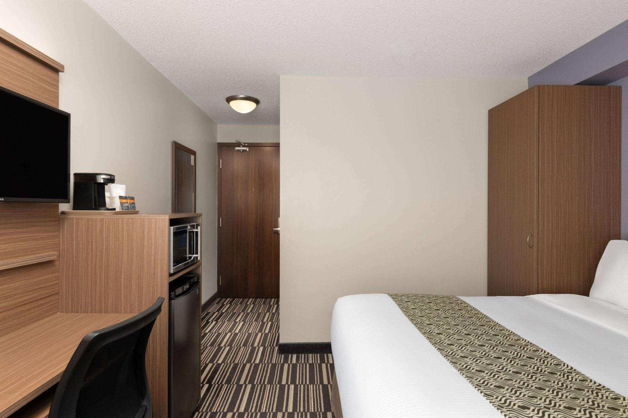 Microtel Inn & Suites By Wyndham Kirkland Lake Exterior foto