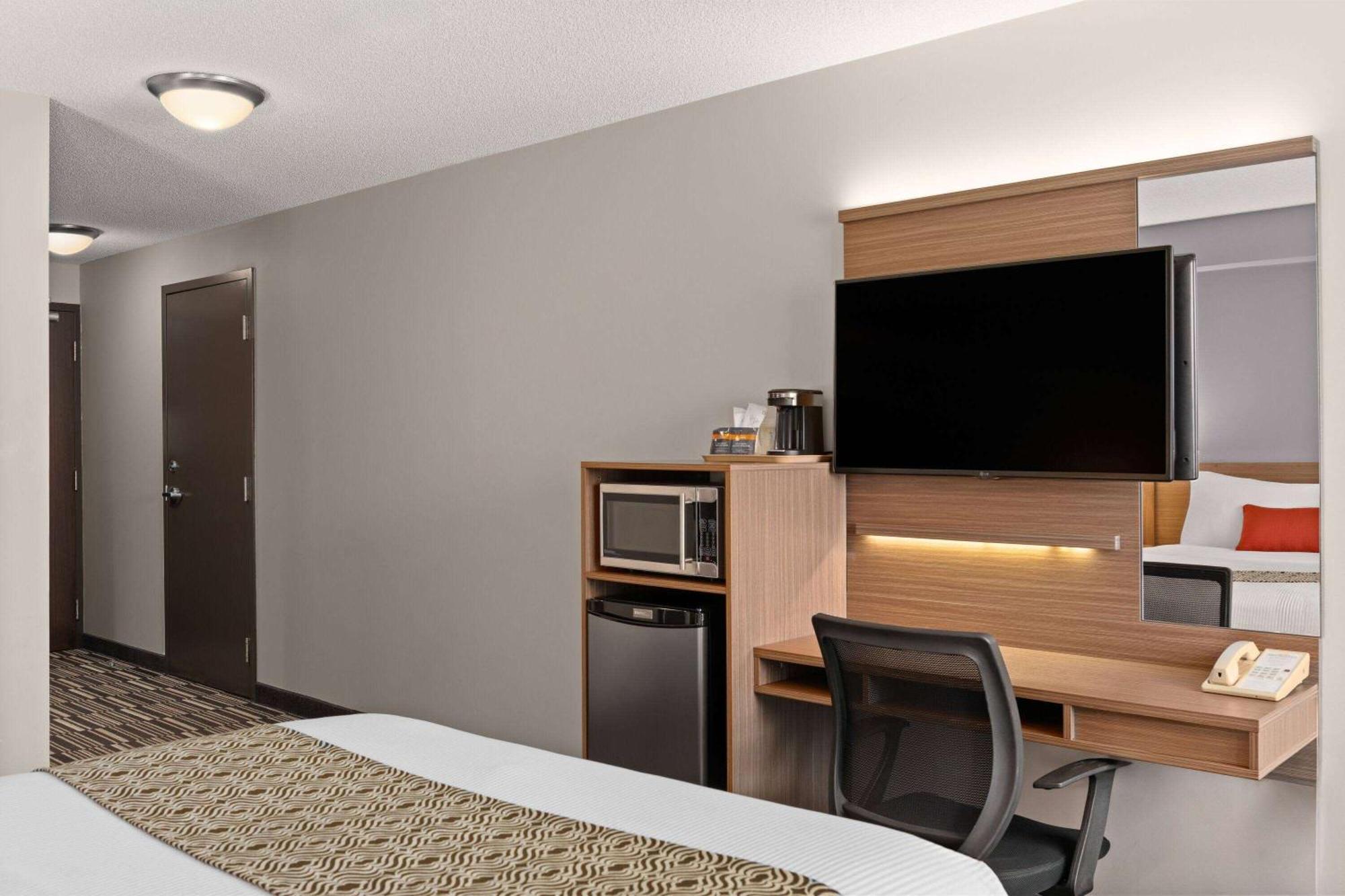 Microtel Inn & Suites By Wyndham Kirkland Lake Exterior foto