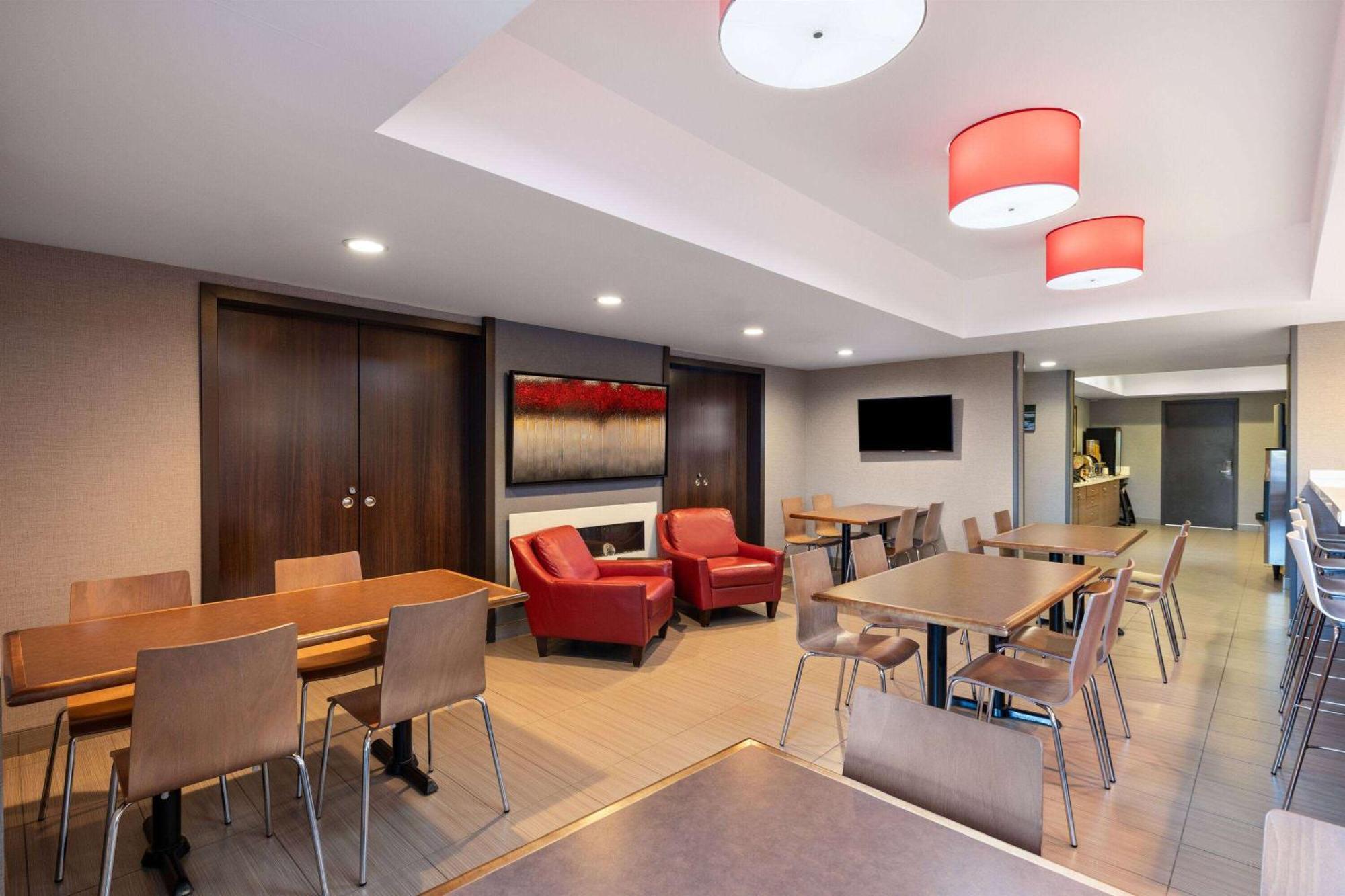 Microtel Inn & Suites By Wyndham Kirkland Lake Exterior foto