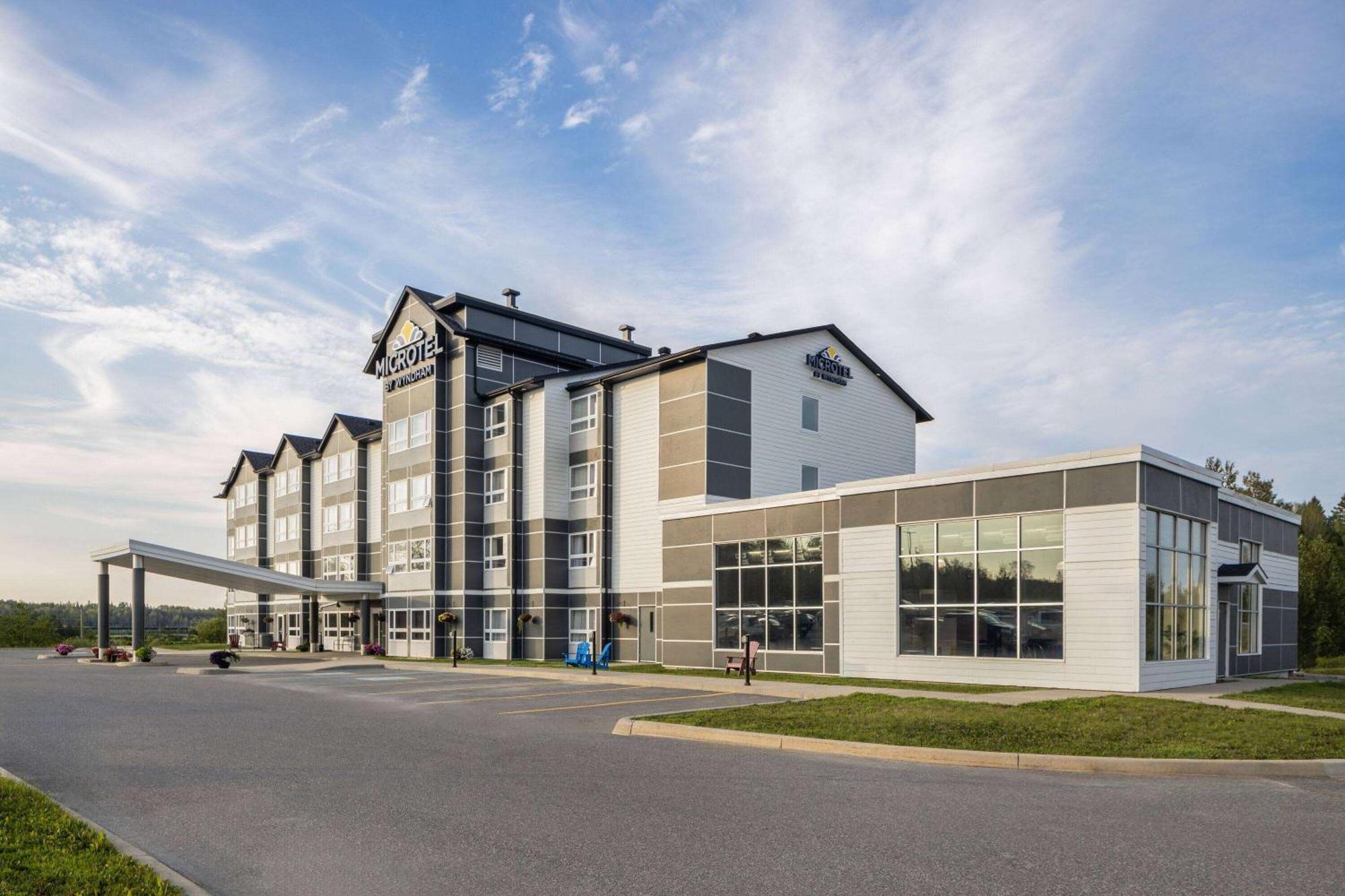 Microtel Inn & Suites By Wyndham Kirkland Lake Exterior foto